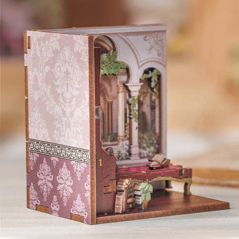 Miniatur-Bücherregal-Einsatz mit detaillierter Raumkulisse und Möbeln