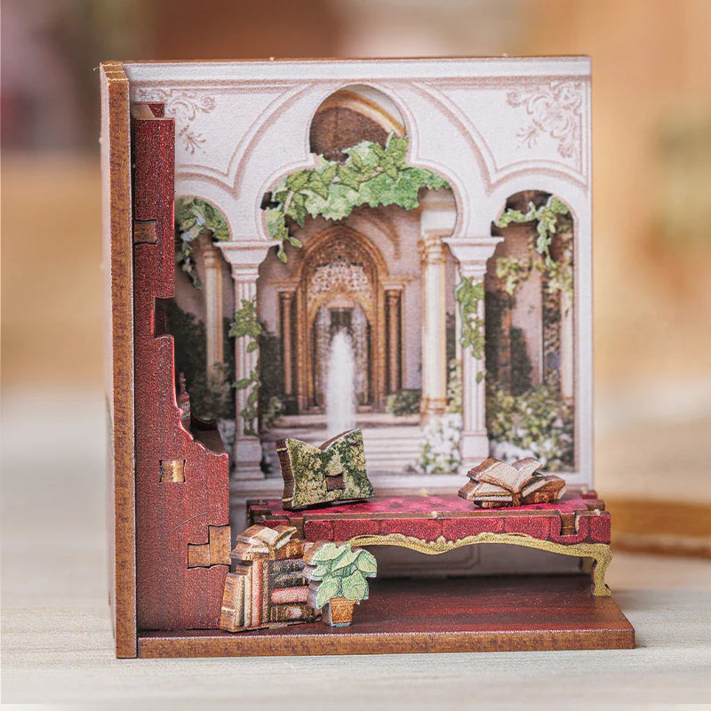 Miniatur-Bücherregal-Einsatz mit Brunnen, Säulen, Pflanzen, Büchern und einem roten Sofa
