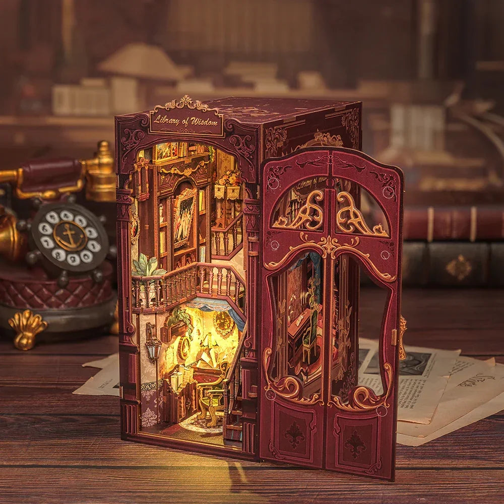 Miniatur-Bücherregal-Einsatz mit beleuchtetem Innenraum und offener Tür