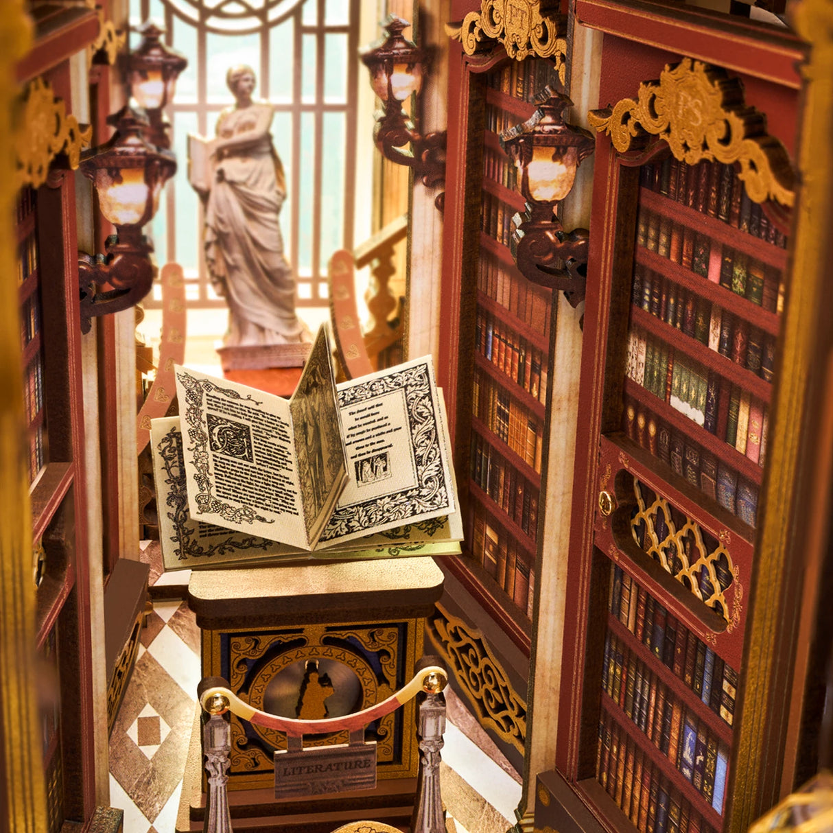 Miniatur-Bibliothek mit Bücherregalen, offenen Büchern auf einem Podest und einer Statue im Hintergrund