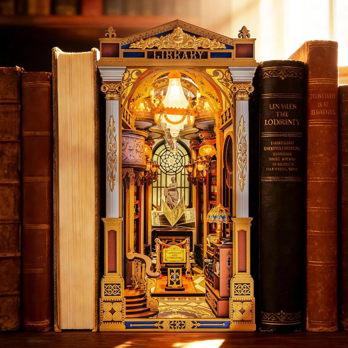 Miniatur-Bücherregal-Einsatz mit Bibliotheksszene, umgeben von alten Büchern