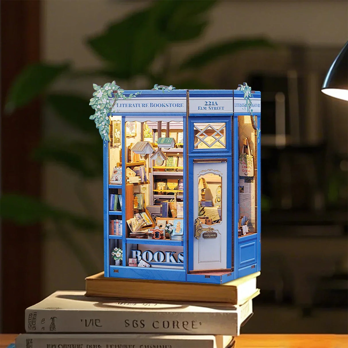 Miniatur-Buchhandlung mit blauer Fassade und vielen kleinen Büchern und Details