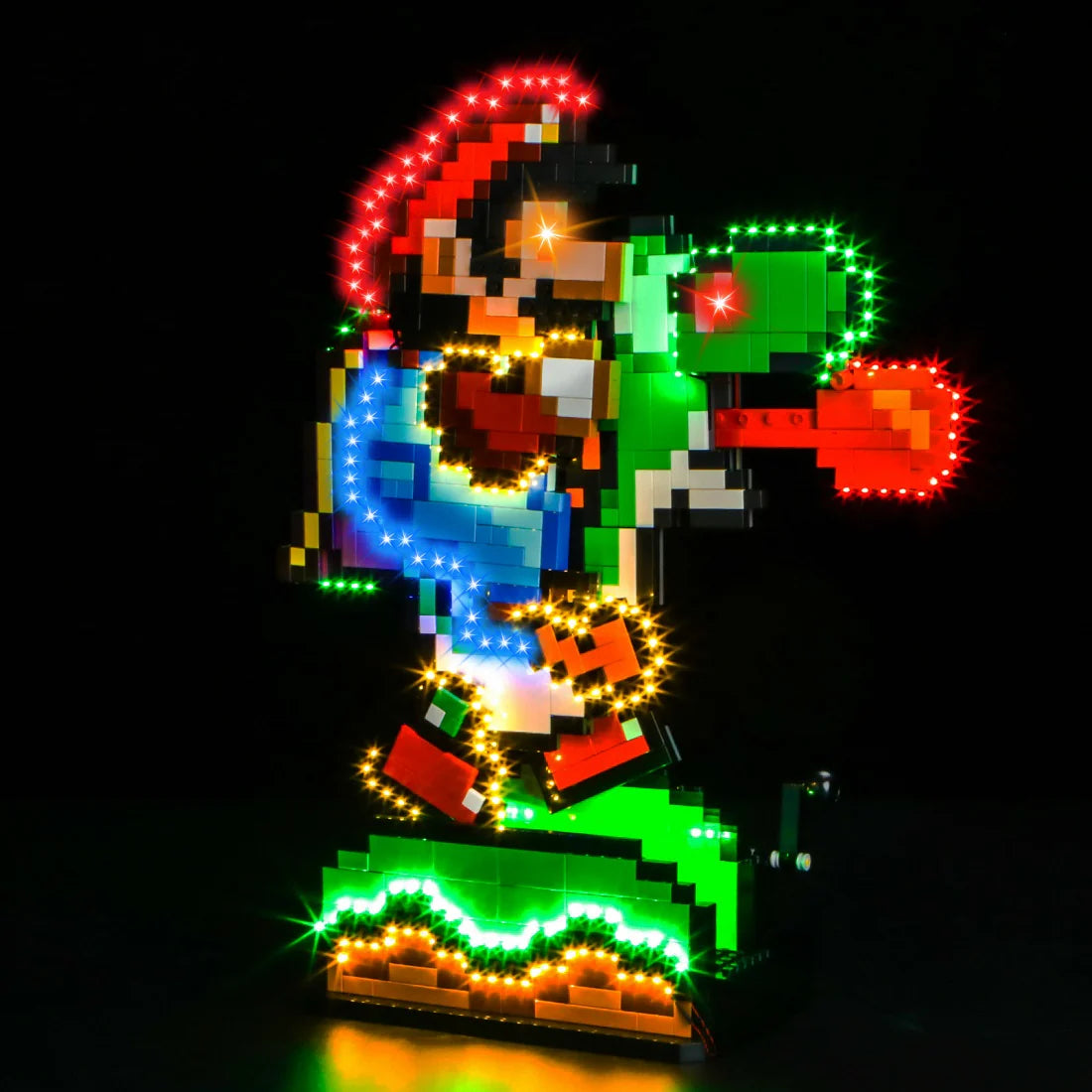 Beleuchtetes Mario und Yoshi Modell aus Bausteinen vor schwarzem Hintergrund