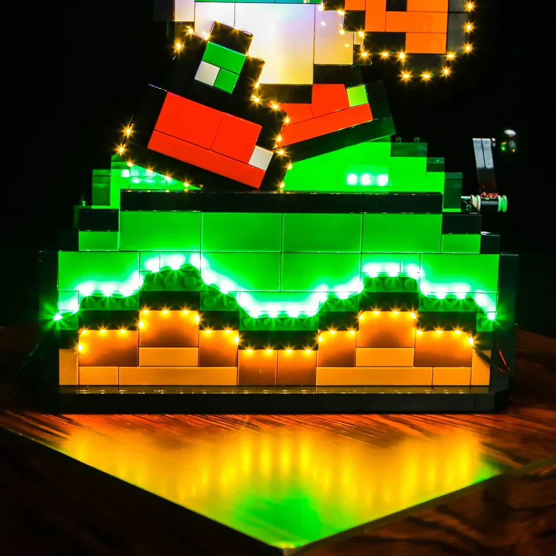 Beleuchtetes Modell aus Bausteinen in Pixeloptik auf einer glänzenden Oberfläche