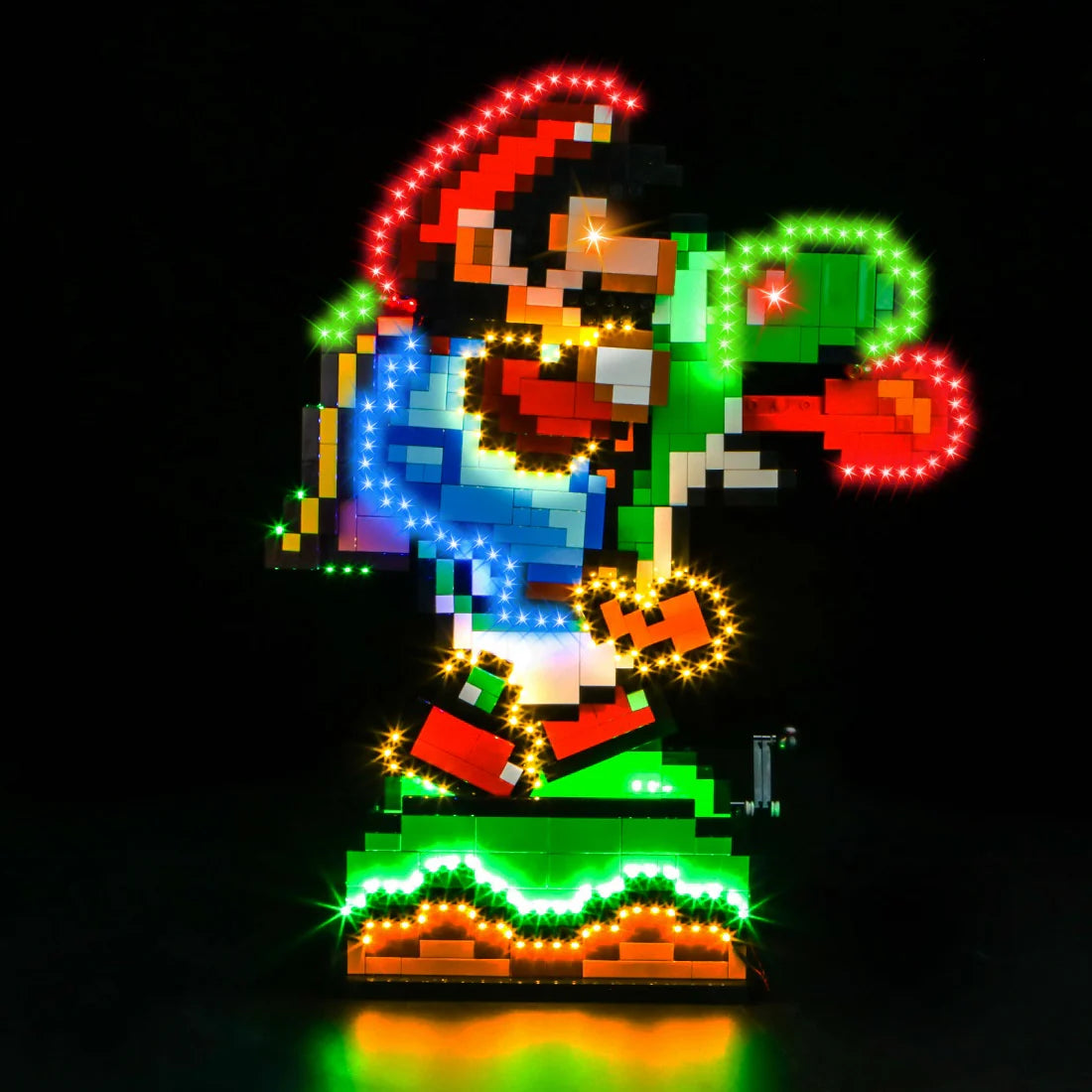 Beleuchtete Mario Figur aus Bausteinen vor schwarzem Hintergrund