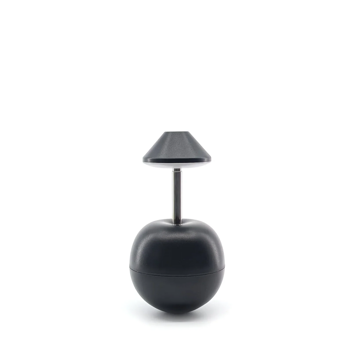 Schwarze Tischlampe mit rundem Fuß und konischem Schirm auf weißem Hintergrund