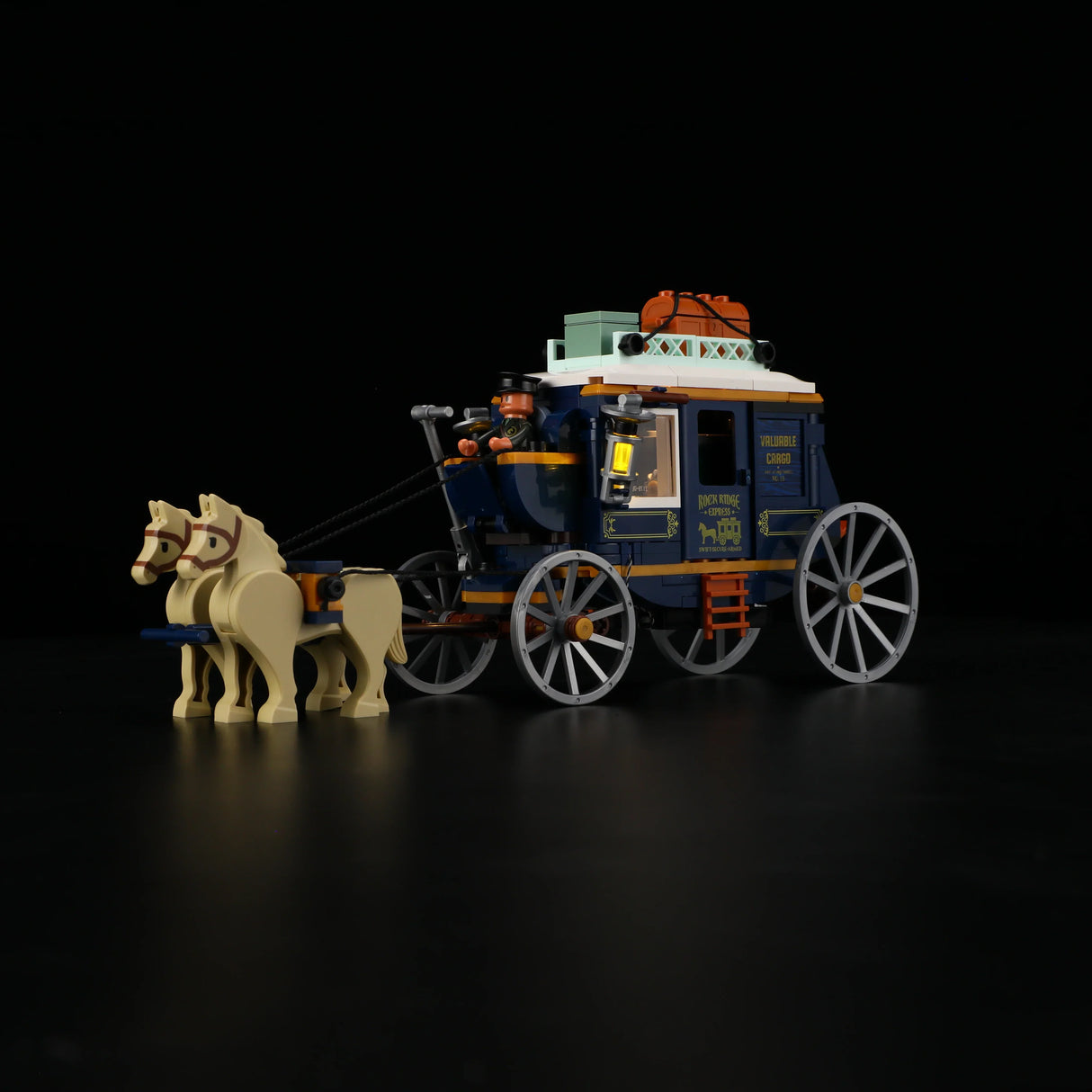 Lego Postkutsche mit zwei Pferden und einem Kutscher auf schwarzem Hintergrund