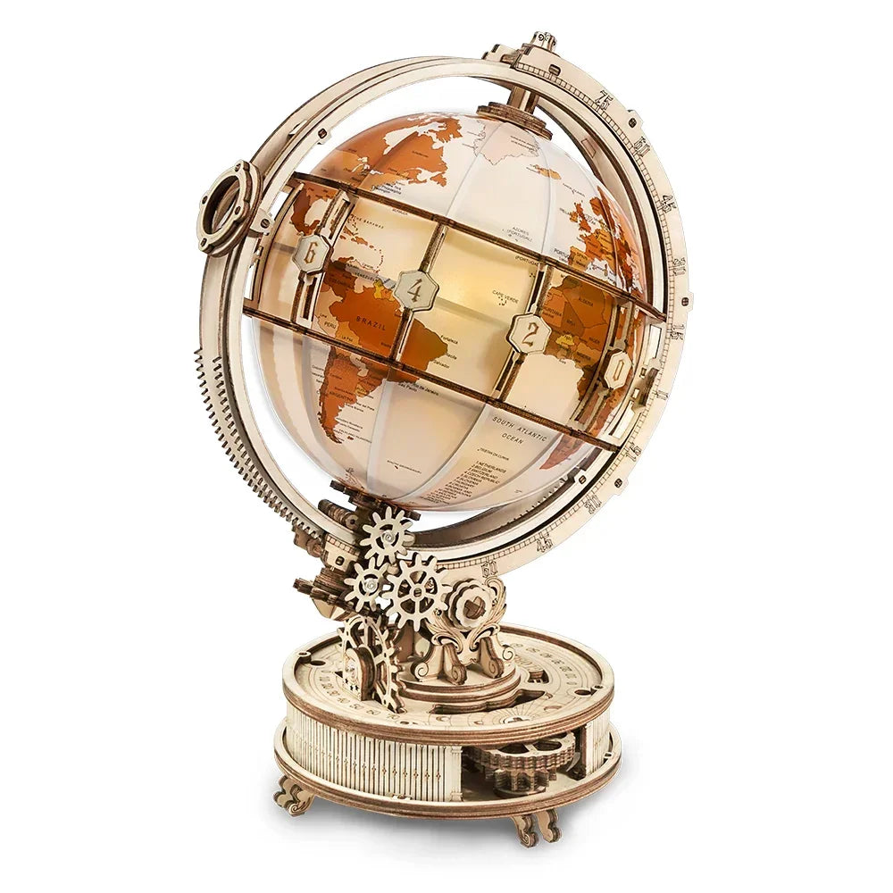 Hölzerner Globus mit Zahnrädern und Zeitmarkierungen auf einem weißen Hintergrund