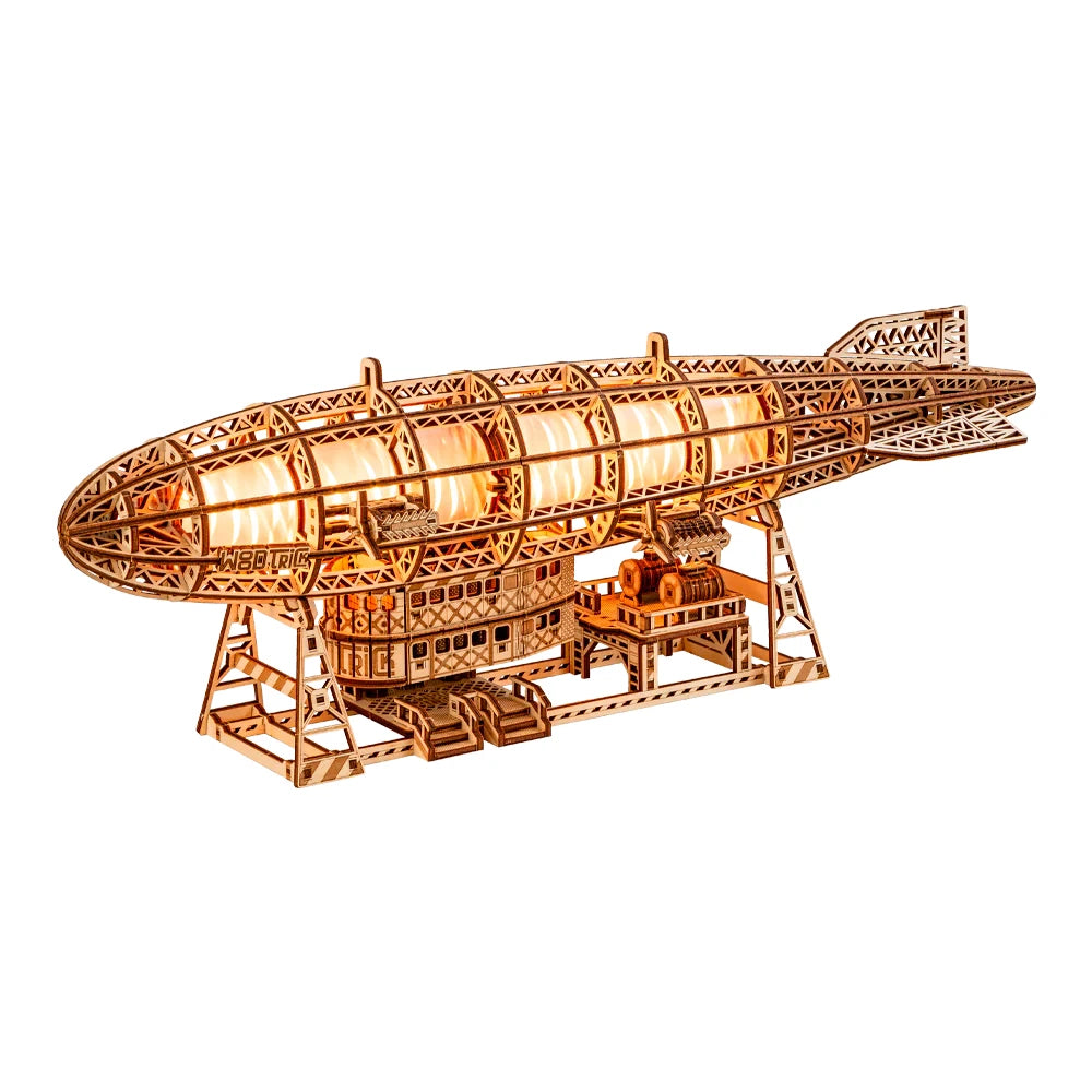 Hölzernes Zeppelin-Modell mit beleuchtetem Inneren auf einem Ständer