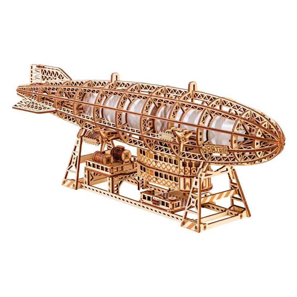 Hölzernes Modell eines Zeppelins mit sichtbarer Innenstruktur und Gondel