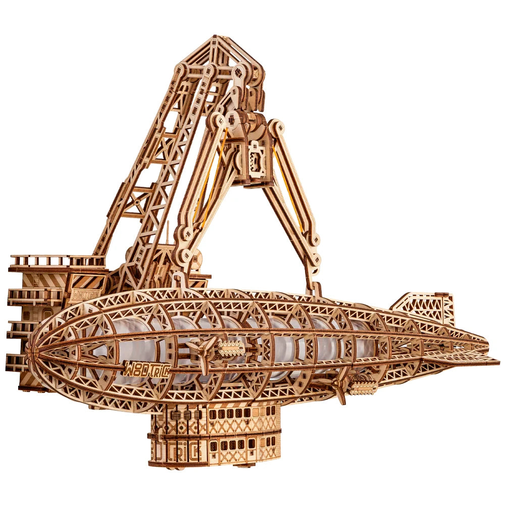 Holzmodell eines Zeppelins, der von einem Kran gehalten wird