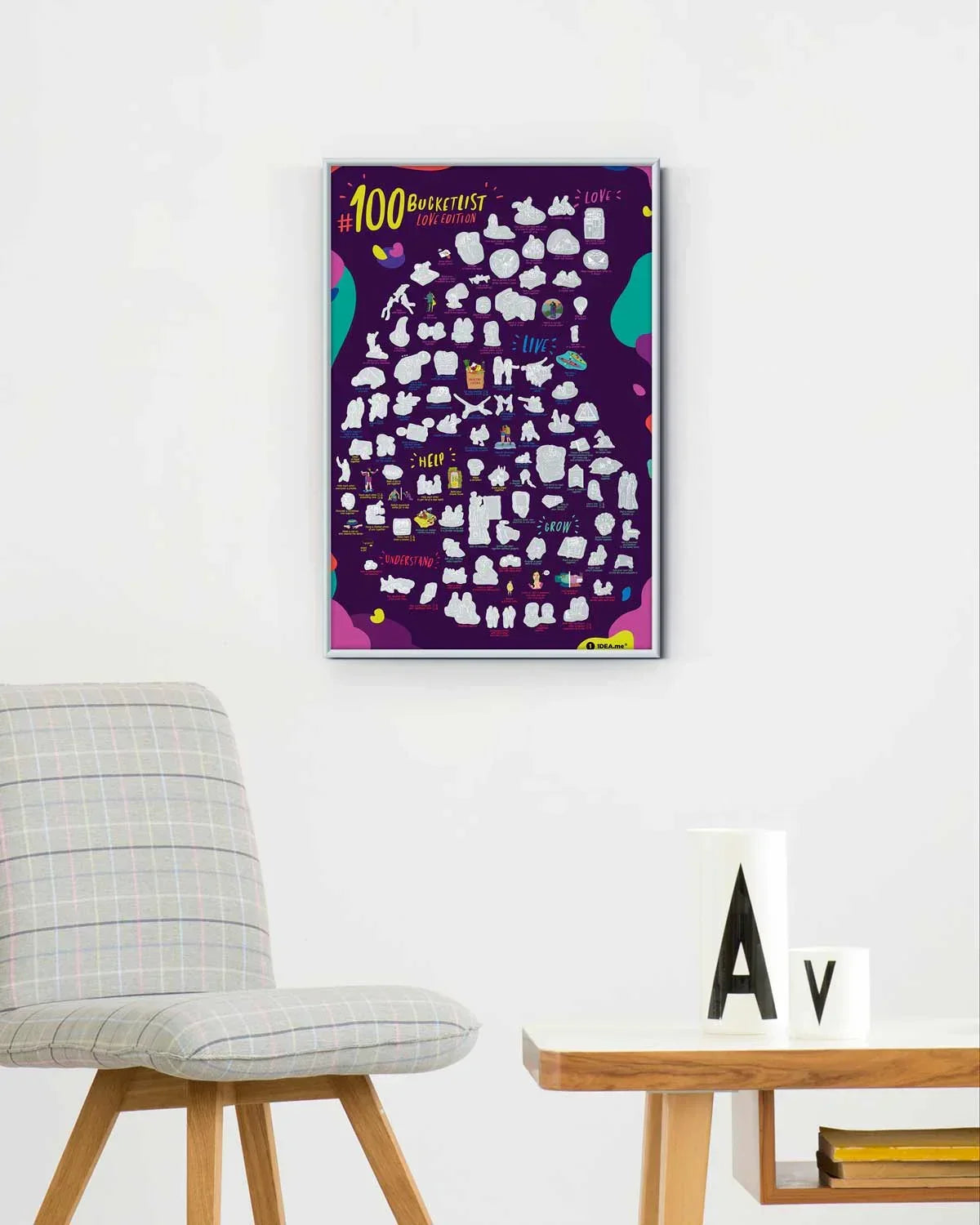 Gerahmtes 100 Bucketlist Love Edition Poster an einer weißen Wand über einem Tisch mit Stuhl