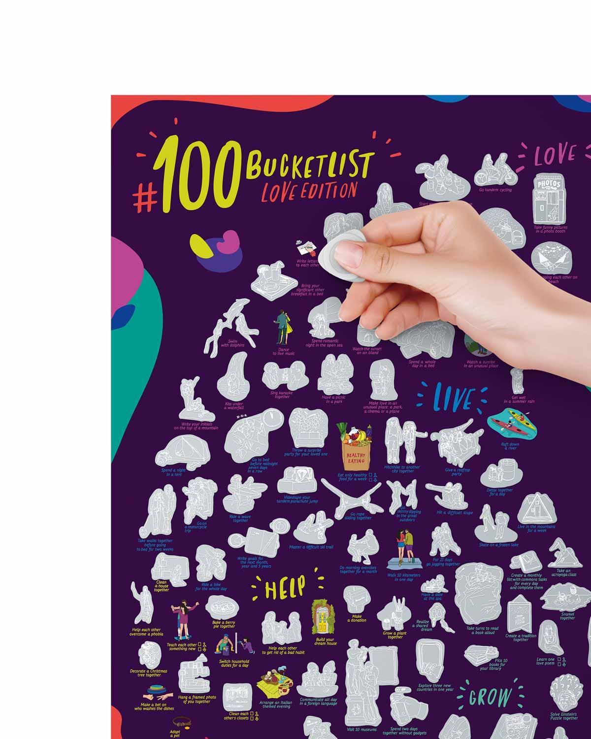 Hand rubbelt ein Feld auf einem 100 Bucketlist Love Edition Poster frei