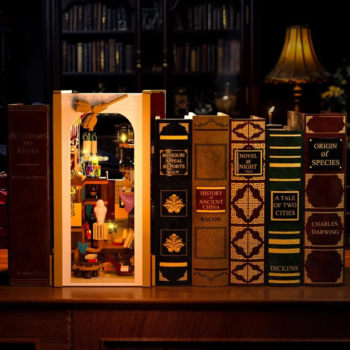 Bücherregal mit Buchstützen-Diorama und Büchern