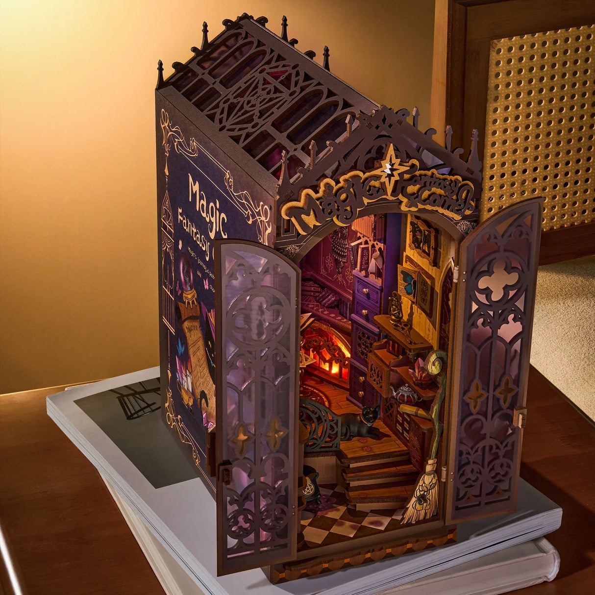 Ein magisches Bücherregal-Einsatz mit aufklappbaren Türen, die ein beleuchtetes Miniaturzimmer enthüllen