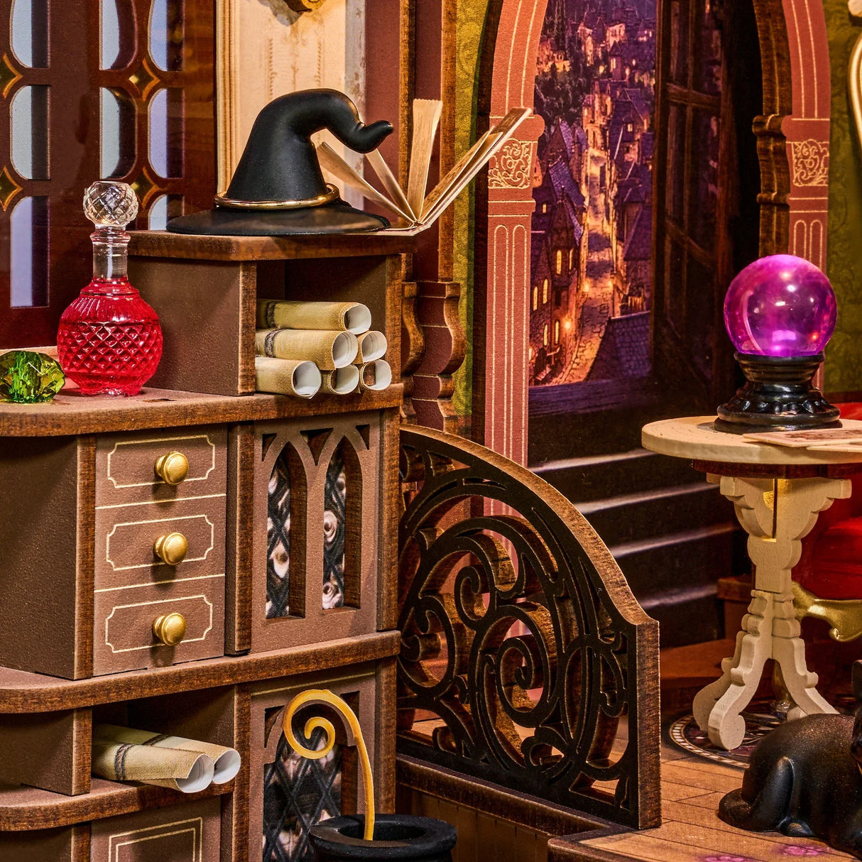 Miniatur-Hexenraum mit Zauberhut, Trankflasche, Büchern und Kristallkugel