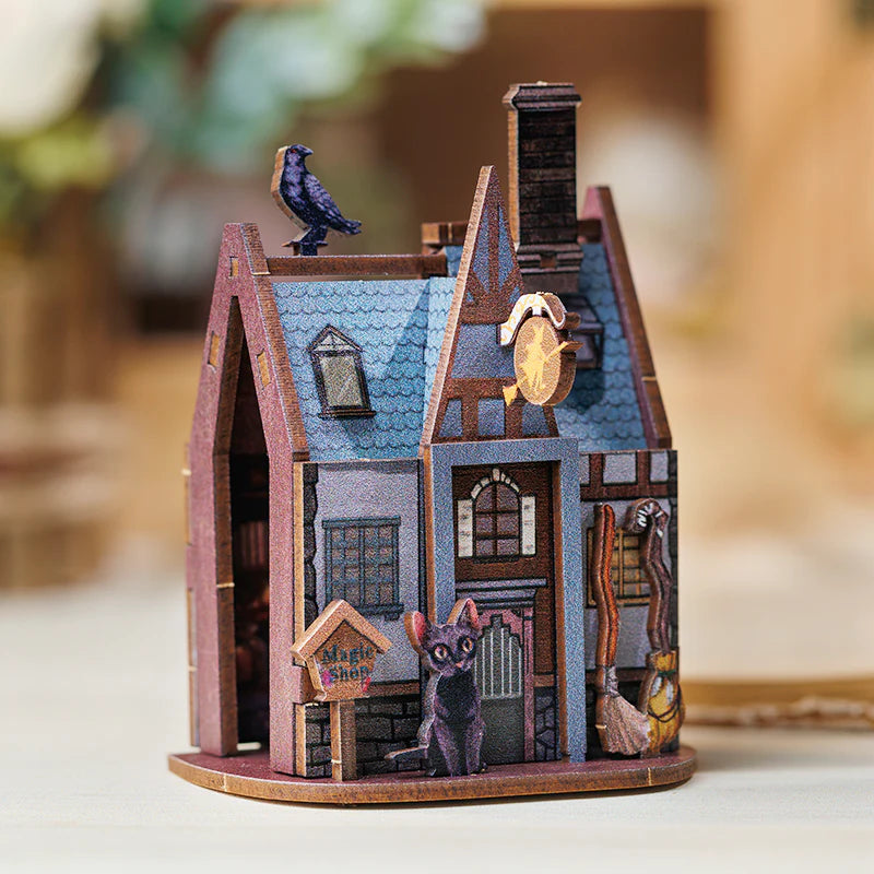 Miniatur-Hexenhaus mit schwarzer Katze, Rabe, Besen und Schild Magic Shop