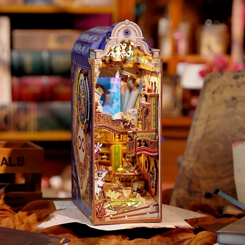 Detailliertes Miniatur-Bücherregal mit beleuchteten Räumen und kleinen Möbeln