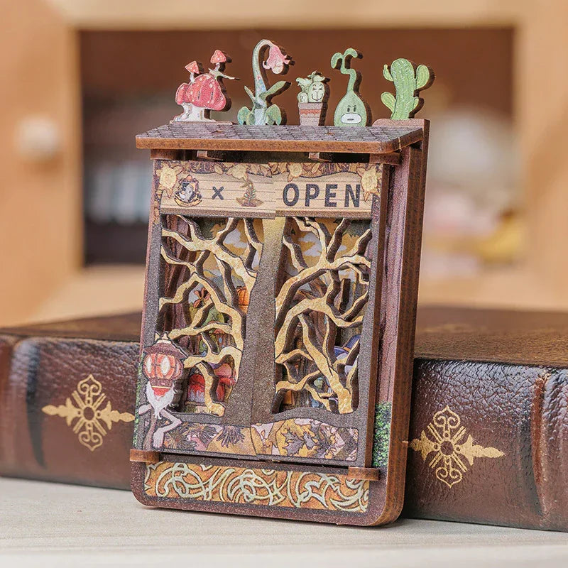 Ein hölzernes Bücherregal-Einsatz-Kit mit einem Baum und der Aufschrift „OPEN“