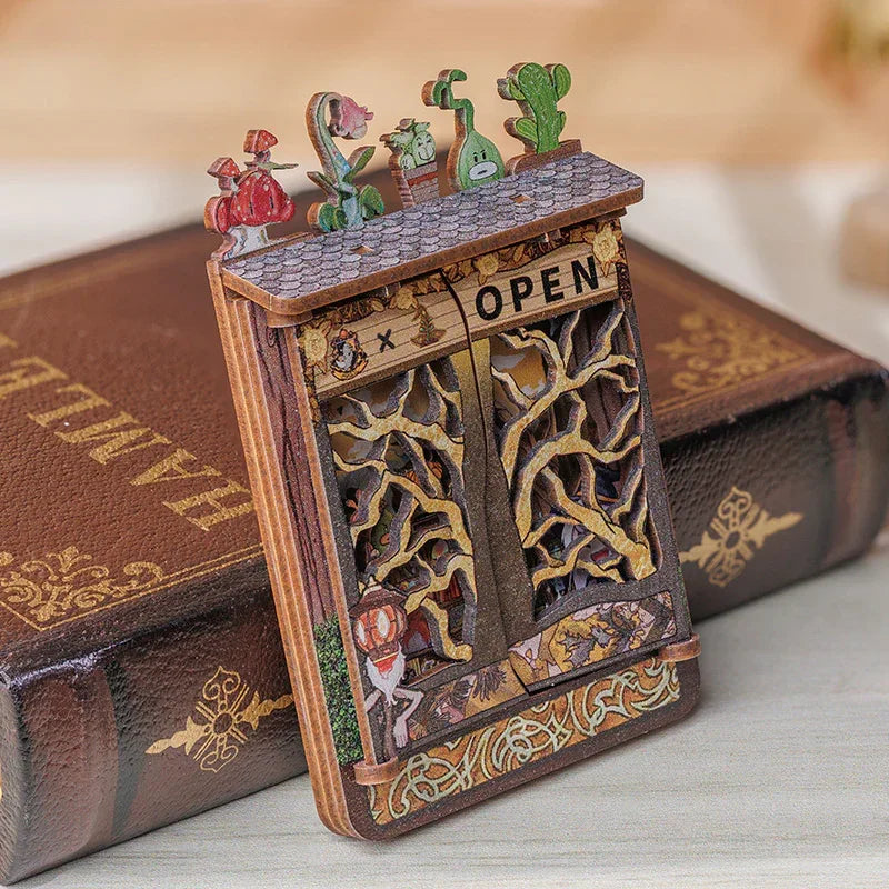 Holz-Bücherregal-Einsatz mit Pflanzen-vs-Zombies-Motiv und der Aufschrift „OPEN“