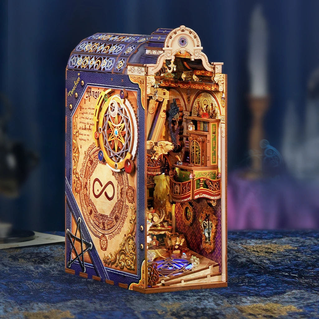 Miniatur-Bücherregal mit magischem Thema und detaillierten Verzierungen