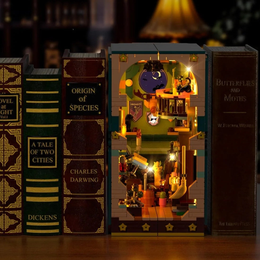 Beleuchtetes Bücherregal-Einsatzmodell mit Miniatur-Szenen und Büchern