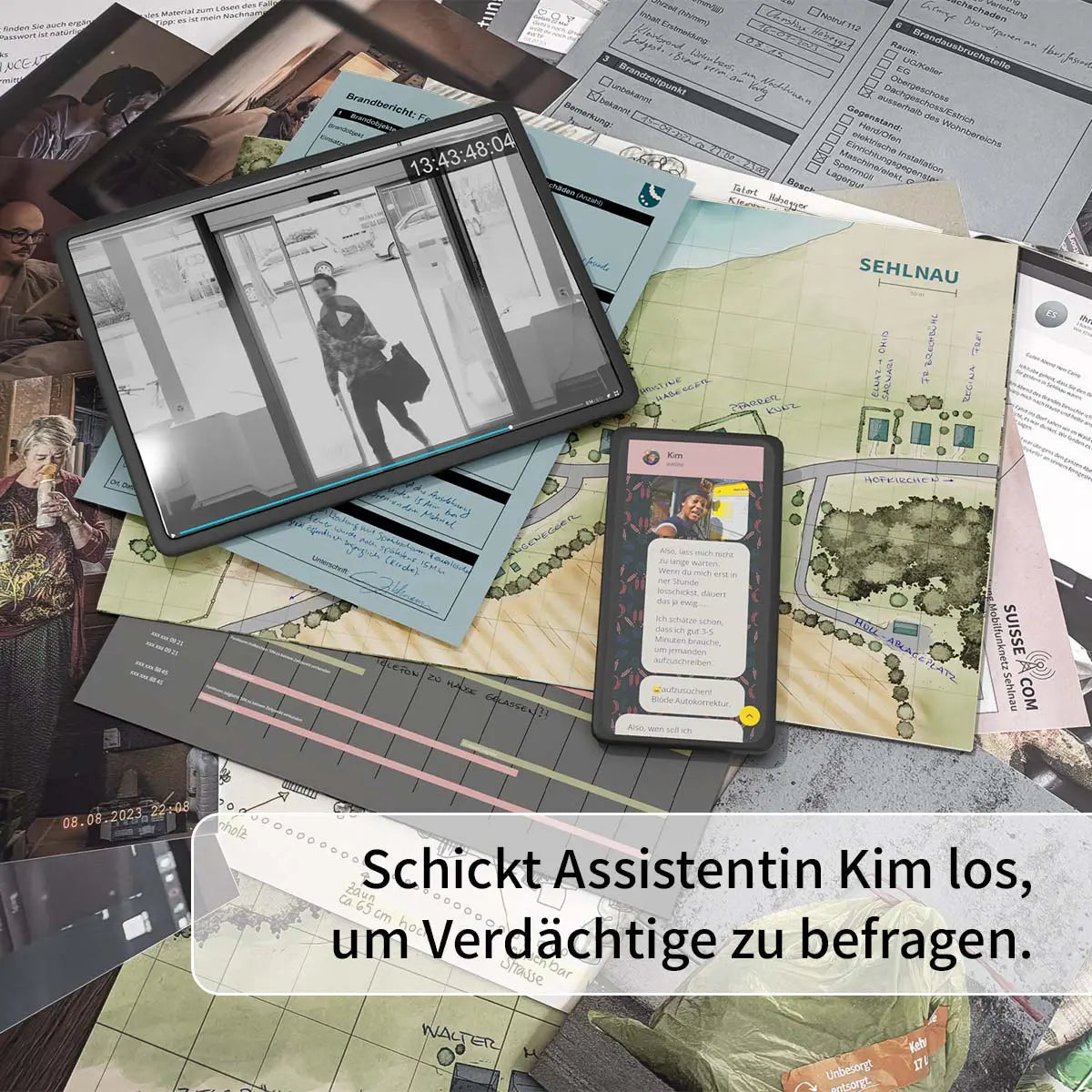 Tablet und Smartphone auf einem Tisch mit ausgebreiteten Dokumenten und einem Lageplan