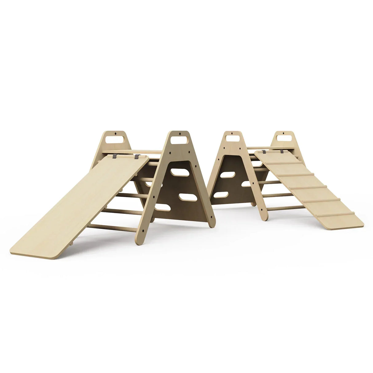Mamatoyz Kletter-Set aus Holz bestehend aus zwei Pikler-Kletterdreiecken, einer glatten Rutschbahn und einer Hühnerleiter-Rampe auf weißem Hintergrund.