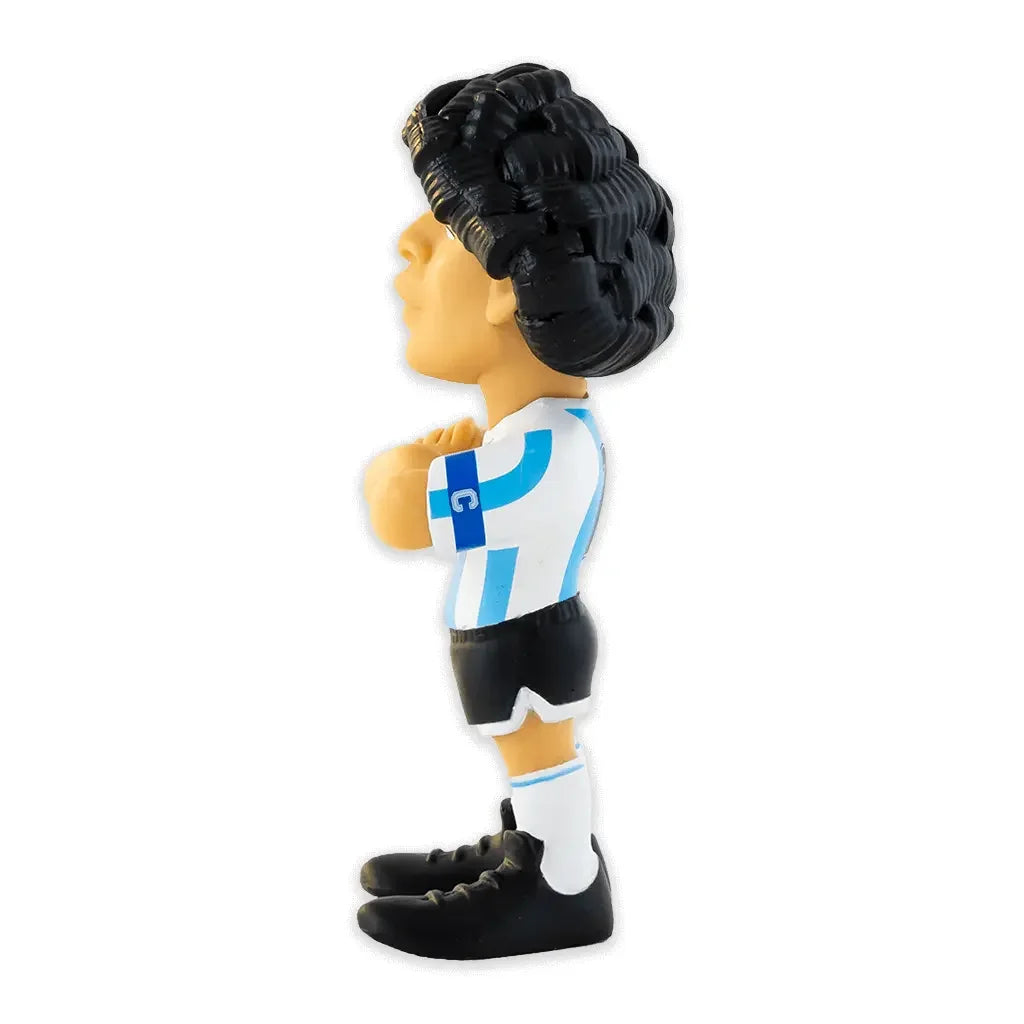 Figur eines Fußballspielers mit dunklem Haar, blau-weißem Trikot, schwarzen Shorts und Schuhen