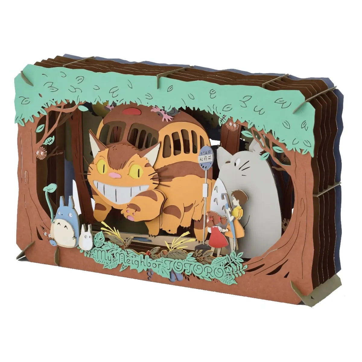 3D-Papierkunstszene aus Mein Nachbar Totoro mit Catbus, Totoro und Kindern an einer Bushaltestelle