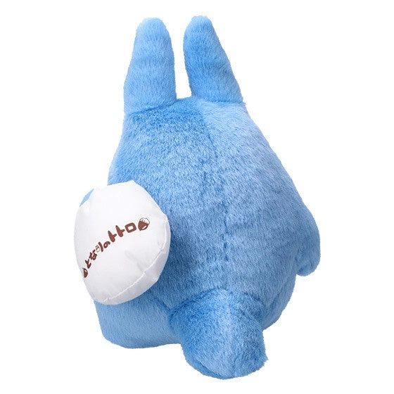 Blauer Totoro Plüschtier mit weißem Blatt auf der Seite