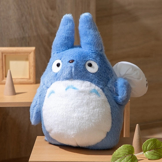 Blauer Totoro Plüschtier mit weißen Ohren und Bauch