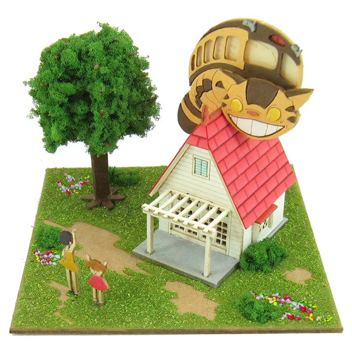 Modell eines Hauses mit rotem Dach, Baum, zwei Figuren und einer Katze auf dem Dach