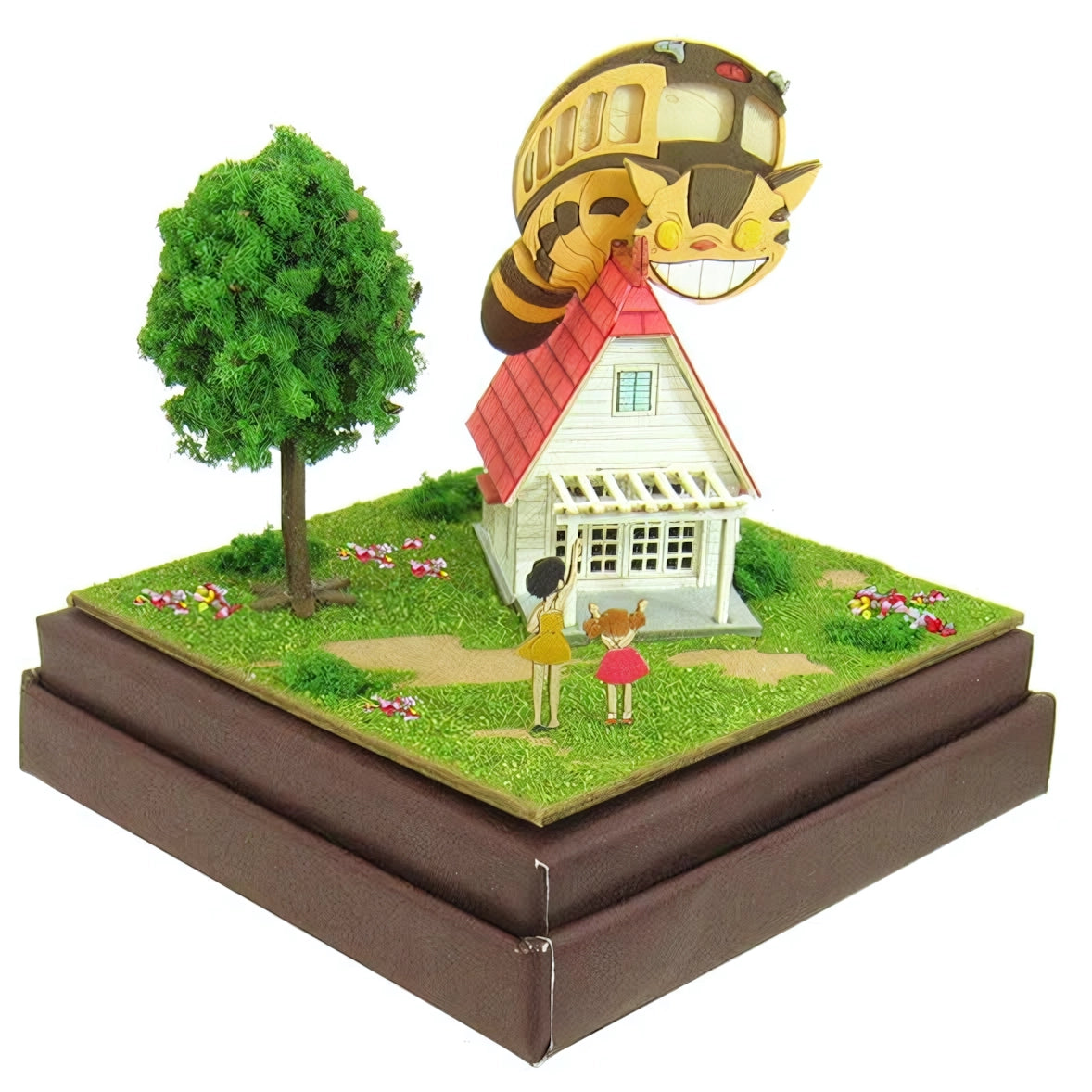 Diorama mit Haus, Baum, zwei Mädchen und Catbus auf dem Dach