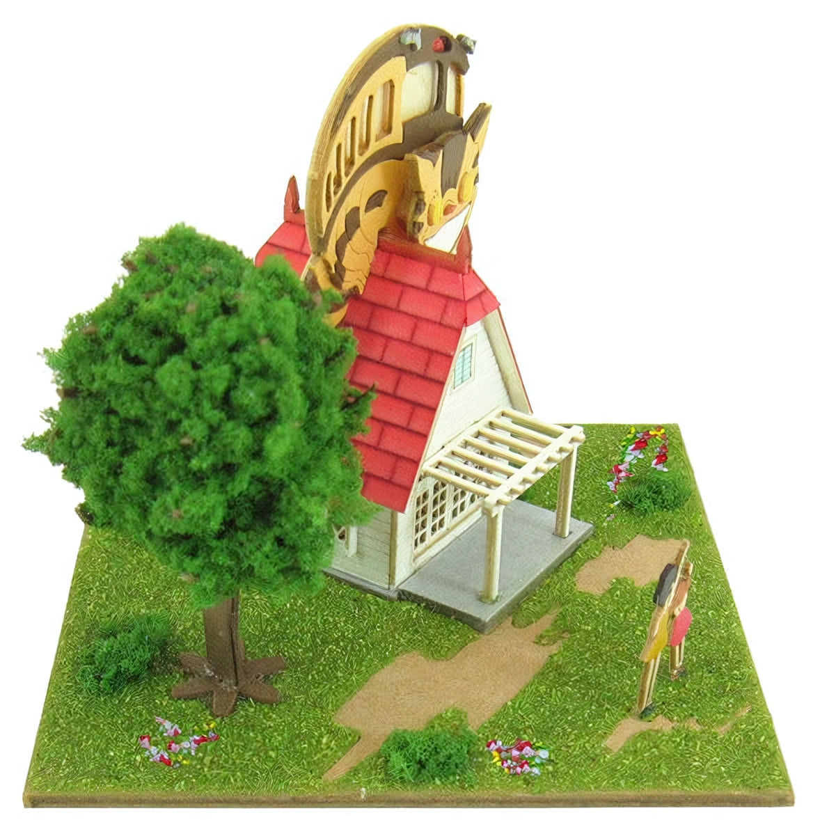 Modellhaus mit rotem Dach, Veranda, Baum und Totoro-Figur auf dem Dach