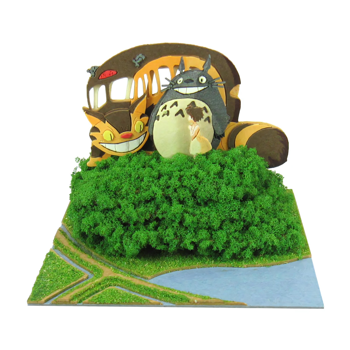Totoro und Catbus Figuren auf einem grünen Hügel mit einem Fluss und Wegen