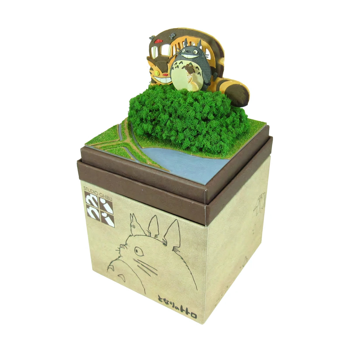 Totoro und Catbus auf einem Hügel mit Bäumen und einem Teich, auf einer Totoro-Box