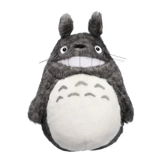 Totoro Plüschtier mit grauem Fell und weißem Bauch
