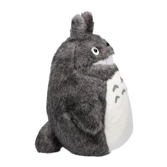 Graues Totoro Plüschtier mit weißem Bauch und grauen Markierungen