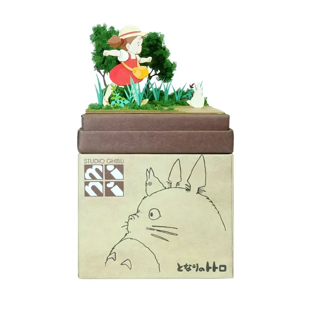Totoro Diorama mit Mädchen und Kaninchen auf einer Schachtel mit Totoro-Zeichnung