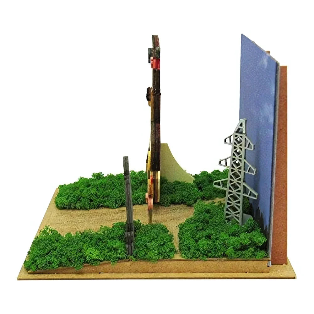 Modell einer Landschaft mit Strommast, Totempfahl und Büschen