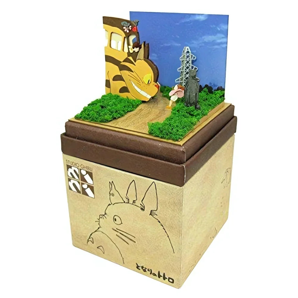 Studio Ghibli Totoro Diorama mit Catbus, Totoro und Satsuki auf einer Wiese
