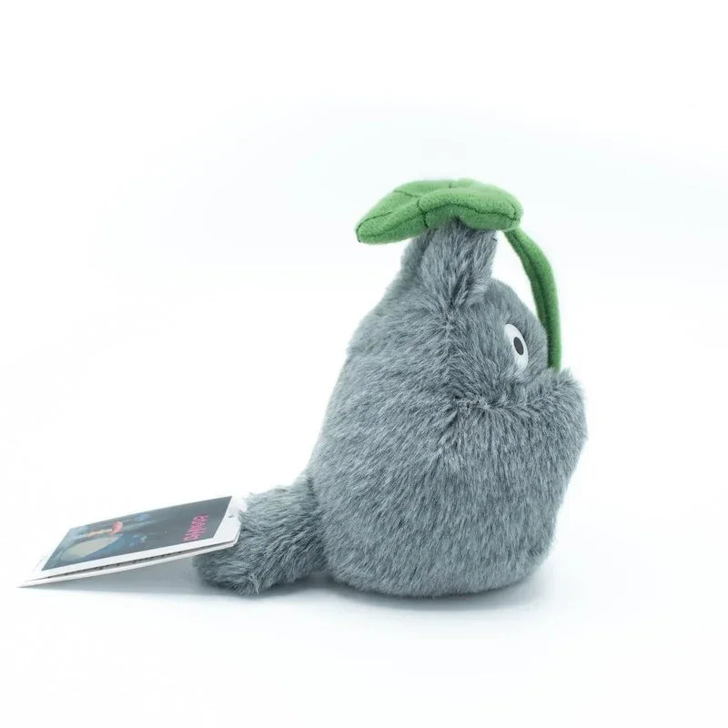 Graues Totoro Plüschtier mit grünem Blatt auf dem Kopf