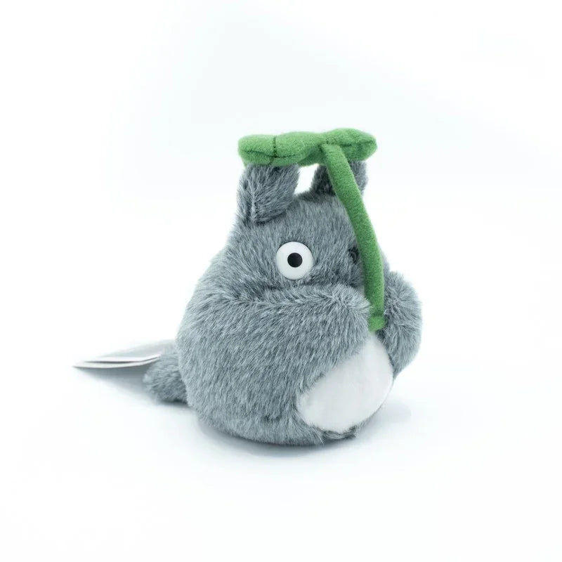 Graues Totoro Plüschtier mit grünem Blatt auf dem Kopf