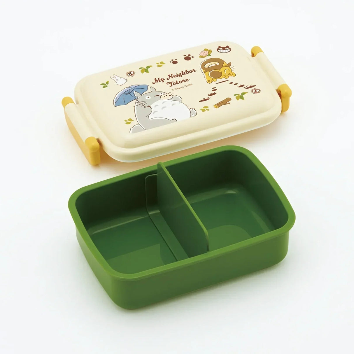 Totoro-Bento-Box mit grünem Boden und cremefarbenem Deckel mit Totoro-Charakteren