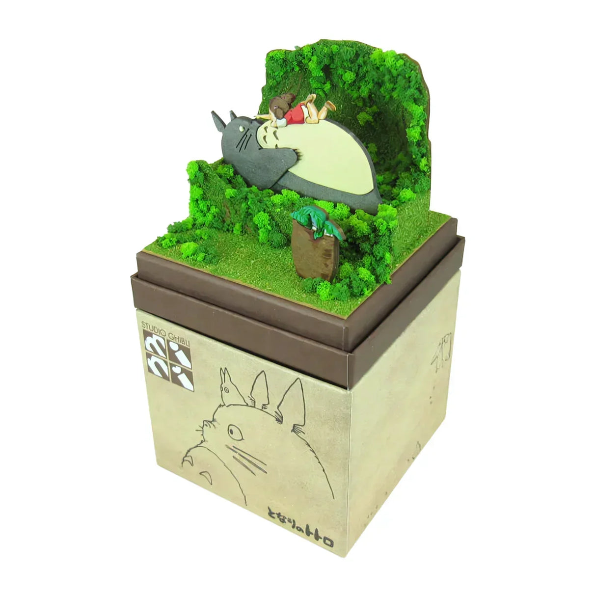Totoro und Mädchen schlafen auf einem moosbewachsenen Hügel, mit einem Baumstumpf und einem Blatt daneben