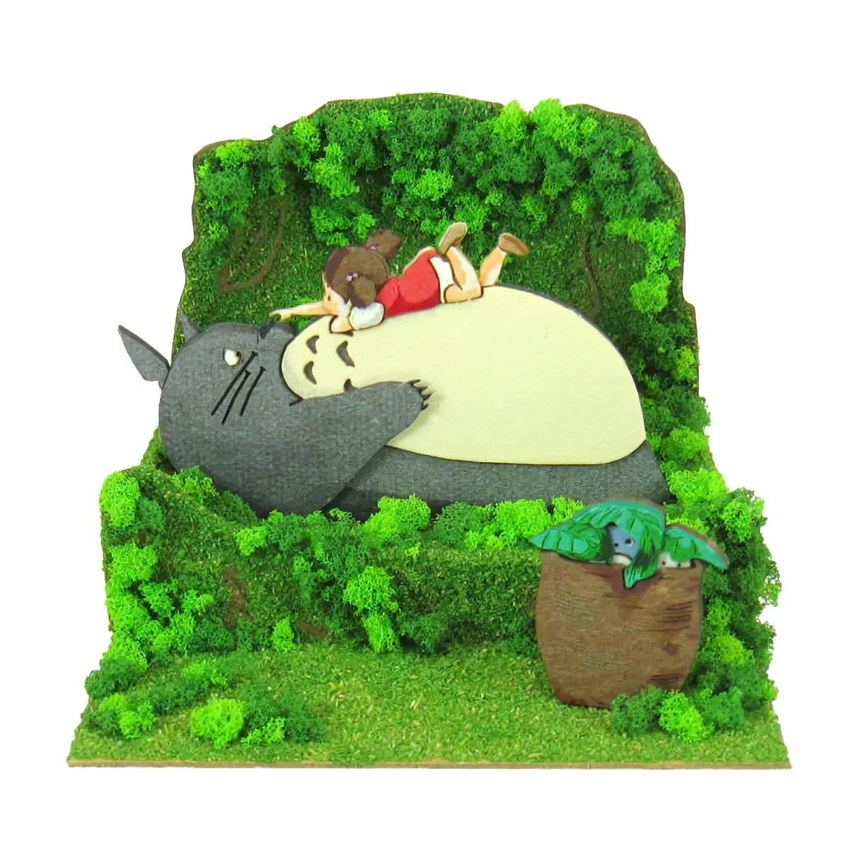 Totoro und Mädchen schlafen auf Mooslandschaft mit kleinen Totoros in einem Baumstamm