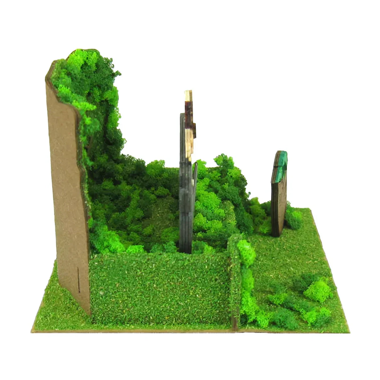 Miniatur-Diorama mit grüner Vegetation und zwei Holzpfählen