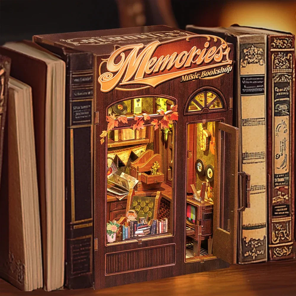 Ein Miniatur-Bücherregal-Einsatz mit der Aufschrift „Memories Music Bookshop“