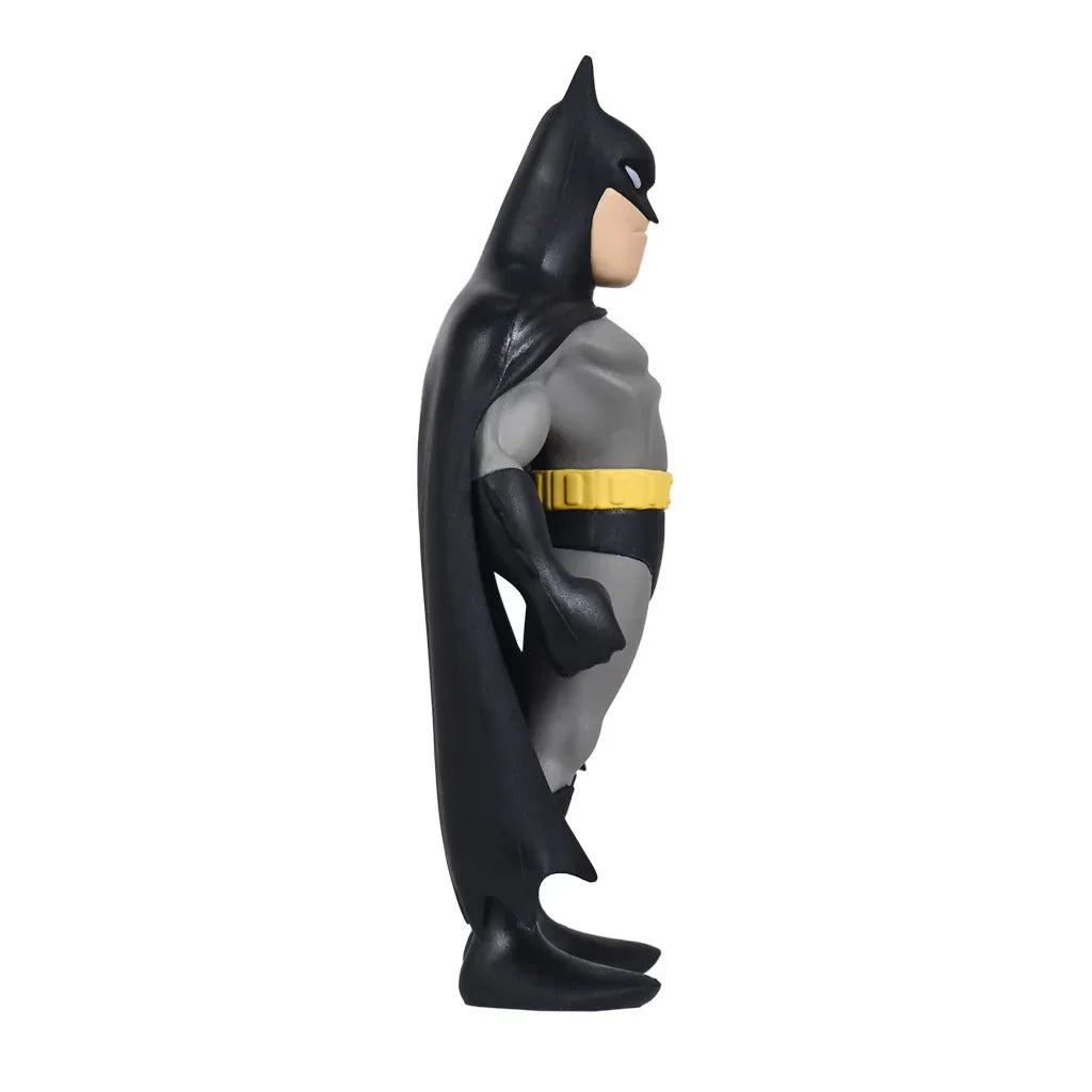 Batman Actionfigur in Seitenansicht mit schwarzem Umhang und gelbem Gürtel